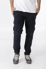 Pantalón cargo negro de sarga de algodón con spandex, con bolsillos laterales con solapa y etiqueta con el logo de la marca en uno de ellos.