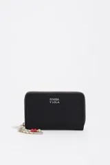 Billetera Bimba Y Lola de color negro con cierre perimetral, logo impreso en plateado en el frente y tirador de cordón con detalles en rojo.