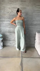 Pantalón cargo color verde agua, de corte ancho y tiro alto, con cintura elastizada y bolsillos laterales.