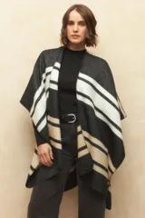Poncho con diseño a rayas en tonos negro, blanco y beige.
