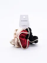 Set de tres scrunchies (ligas para el pelo fruncidas) con borde contrastante. Incluye uno negro con borde beige, uno beige con borde negro y uno marrón con borde beige.