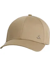 Gorra de béisbol color beige con logo metálico de Calvin Klein en el lateral.