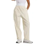Pantalón cargo color crema, de corte recto, con cintura elástica ajustable con cordón, bolsillos laterales y tobillos ajustables con broches.