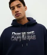 Hoodie de felpa azul marino con capucha, bolsillo tipo canguro y gran estampa en la espalda temática de fantasía con carpinchos guerreros y la inscripción "Dungeons & Capybaras".