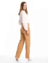 Pantalón sastrero de corte recto confeccionado en crepe, con diseño pull-on, apliques metálicos dorados en los laterales y bolsillos simulados.