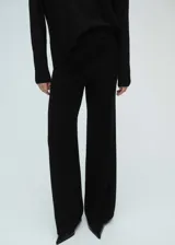Pantalón de punto fino color negro, con diseño wide leg, tiro alto y cintura elástica.