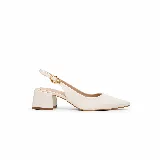 Zapato slingback off white de cuero, con punta fina, taco ancho bajo y tira trasera regulable con hebilla metálica dorada.