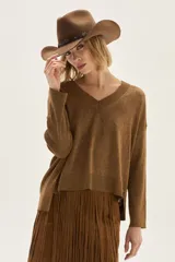 Sweater de punto con escote en V y manga larga, confeccionado en viscosa con hilos de lurex que le brindan un acabado brillante y un calce cómodo.