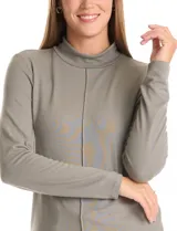 Polera de cuello mock en tejido de hilado fino, con manga larga y detalle de pespunte vertical en el centro del frente.