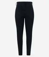Pantalón skinny básico de sarga color negro, con cintura media, trabillas, cierre frontal con botón y cremallera, bolsillos delanteros y traseros.