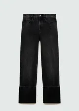 Jeans de corte recto y tiro medio en color negro lavado. Presentan diseño de cinco bolsillos, cierre frontal con cremallera y botón, y un distintivo bajo con vuelta ancha.
