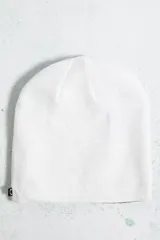 Gorro tipo beanie de punto fino color negro con diseño jacquard del logotipo Ellipse en color blanco.