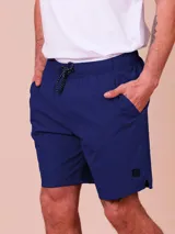Short de baño liso azul marino de poliamida y elastano con cintura elástica, cordón ajustable jaspeado y bolsillos laterales.
