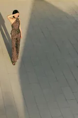 Top de tejido satinado con diseño halter tipo foulard, presenta detalle de frunces en el frente y cierre lateral con cremallera oculta.