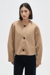 Tapado corto de paño, color marrón, con cuello redondo, cierre frontal de botones y mangas largas con diseño estructurado.