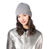 Gorro tipo beanie de tejido acrílico con textura acanalada y etiqueta pequeña con logo en el lateral.