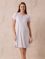 Camisón corto de tejido soft estampado, marca René Rofé. Tiene escote redondo con abertura y mangas cortas.