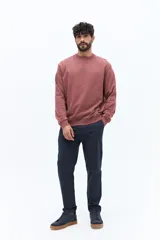 Buzo de algodón color negro lavado, con cuello redondo y estampado frontal en blanco con texto que incluye "BROOKSFIELD COVENT GARDEN LON UK". Presenta un pequeño parche negro en la manga izquierda.