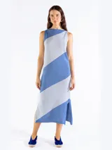 Vestido midi de punto sin mangas con diseño de rayas diagonales bicolor en tonos azul y celeste, escote bote y aberturas laterales en el dobladillo.