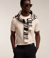 Remera de manga corta, cuello redondo, color beige claro, de calce ajustado.