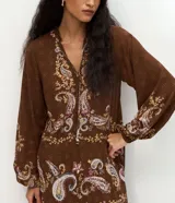 Vestido largo de viscosa color marrón con estampado paisley, mangas largas abullonadas, escote en V y cinto delgado ajustable en la cintura.