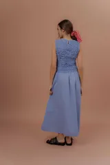 Vestido midi sin mangas de color azul con estampado a cuadros vichy. Presenta la parte superior completamente elastizada y ajustada con efecto fruncido, y falda amplia y suelta.