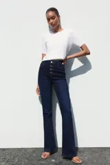 Jersey de punto fino con cuello redondo y manga corta, con terminaciones en rib en cuello, mangas y ruedo.