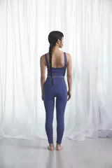 Calza azul de tiro alto, confeccionada en tejido de poliamida y elastano.