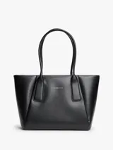 Cartera tote negra Tommy Hilfiger de acabado liso, con dos asas superiores y cierre de cremallera. Incluye un compartimento principal, un bolsillo interior con cremallera y logo metálico en relieve en la parte delantera.