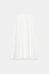 Falda midi de corte en A, color blanco, confeccionada en algodón con cintura elástica de tiro alto y forro interior a tono.