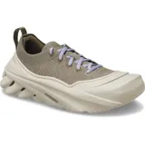 Championes Crocs Echo Surge de diseño deportivo y urbano. Presentan una parte superior de punto elástico en color verde militar con cordones tradicionales en tono celeste y blanco. Cuentan con una entresuela gruesa y exagerada de color beige con aberturas laterales y plantilla LiteRide.