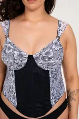 Corset largo de encaje bicolor blanco y negro con ballenas, aro y breteles regulables. Confeccionado en tela reforzada y ganchos en la espalda.