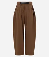 Pantalón barrel de algodón color marrón, con cintura alta, pliegues delanteros, perneras amplias y bajo afinado, diseñado con presillas y un cinturón incluido.