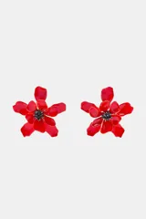 Maxi pendientes metálicos en forma de flor con pétalos rojos esmaltados y centro decorativo en color negro.