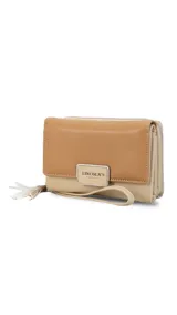 Billetera mediana Lincoln's de símil cuero en combinación de tonos beige y marrón, con presilla frontal, placa metálica con logo grabado y correa de muñeca incorporada.