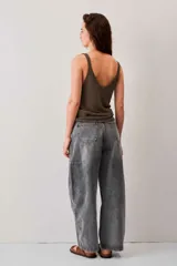 Blusa de punto color marrón chocolate con escote en V y breteles finos, de caída suave y textura tejida con sutil brillo.
