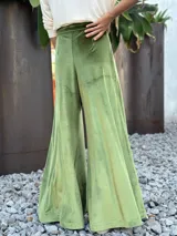 Pantalón de terciopelo azul grisáceo, de corte palazzo y tiro alto.