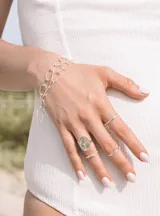 Pulsera de plata 925 hecha a mano con eslabones de diferentes formas y tamaños.