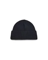 Gorro tipo beanie de punto acanalado en color negro, con vuelta y etiqueta pequeña con logo de la marca en el frente.