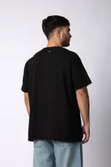 Remera de corte regular, color beige, con cuello redondo y mangas cortas.