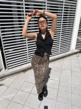 Falda midi de modal elastizado con estampado animal print.