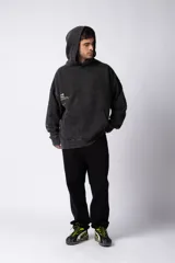 Buzo canguro con capucha, de calce oversize y efecto de lavado ácido en tono marrón. Presenta un bolsillo frontal tipo canguro y un pequeño estampado minimalista en el pecho.