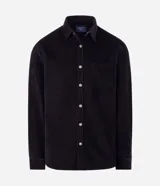 Camisa de terciopelo cotelé color negro, de corte clásico con cuello solapa, manga larga, cierre frontal de botones y un bolsillo aplicado en el pecho.