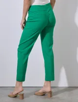 Pantalón color beige de gabardina elastizada, marca Zac & Rachel. Corte recto, pretina ancha pespunteada y largo al tobillo.