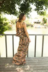 Falda larga de algodón con estampado étnico en tonos marrones, naranjas y blancos. Presenta un corte irregular y cierre invisible lateral.