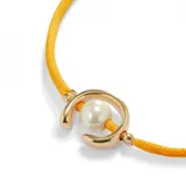 Pulsera de hilo color naranja con perla shell y fornitura bañada en oro de 18k.