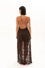 Vestido largo de encaje color chocolate, con escote halter y diseño ajustado en el torso que se abre en una falda con transparencia en el ruedo.