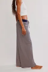 Pantalón de descanso de tiro alto y pierna ancha con estampado de micro-rayas. Cuenta con cintura elastizada, cordón de ajuste y detalle acanalado en la parte superior.