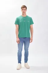 Pantalón de jean de corte slim fit en color azul claro.
