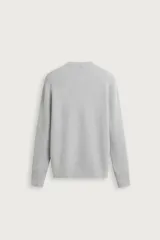 Sweater de punto color beige con textura tipo waffle, cuello redondo y mangas largas con acabado en rib.